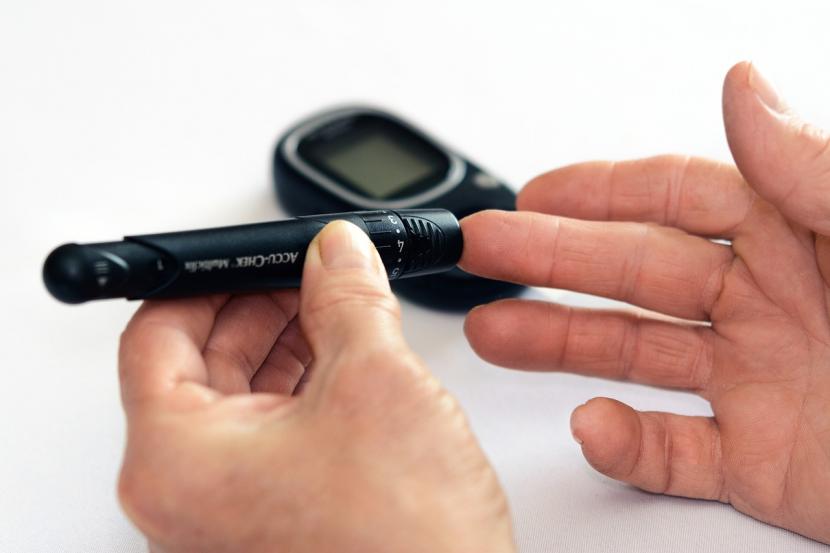 Pemeriksaan diabetes (ilustrasi). Diabetes yang tak terkontrol menjadi salah satu dari beberapa faktor risiko yang dapat menyebabkan kanker.