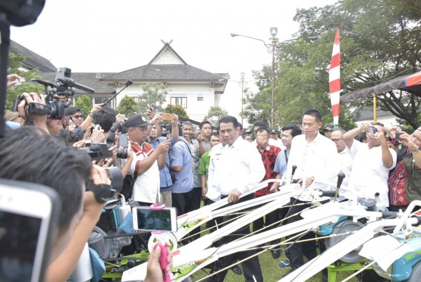 Alat dan Mesin pertanian diberikan kepada petani di Konawe Sulawesi Tenggaara