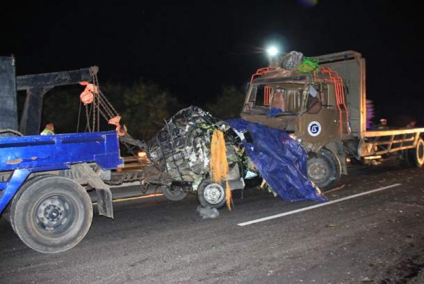 Alat derek milk PJR dan Jasa Marga Tol mengevakuasi mobil yang terlibat kecelakaan beruntun