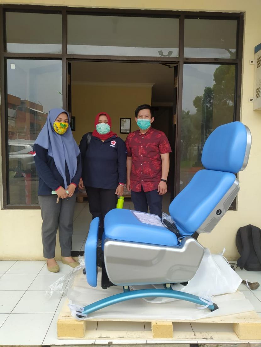 Alat donor plasma konvalesen di PMI Kota Bekasi yang baru didatangkan, Senin (25/1). Terapi plasma konvalesen akan tersedia di Palang Merah Indonesia (PMI) pada Maret 2021 mendatang. 