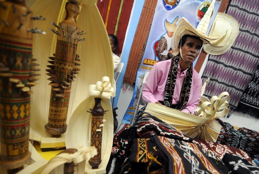 Alat Musik Sasando (ilustrasi). Pemerintah Kabupaten (Pemkab) Manggarai Barat, Nusa Tenggara Timur (NTT) mengeluarkan instruksi bupati yang mewajibkan pemutaran instrumen musik tradisional Manggarai di beberapa titik layanan publik.