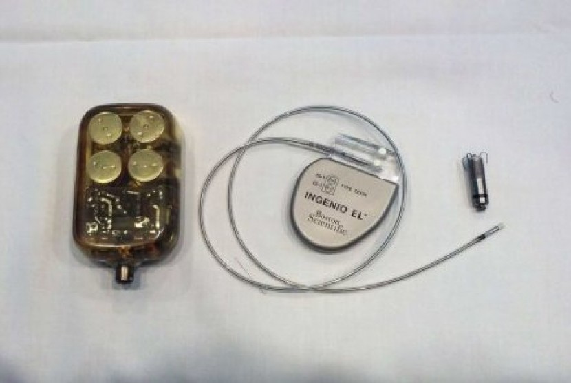 Alat pacu jantung dari era 1970an (kiri), tipe konvensional yang digunakan saat ini, dan alat baru tanpa kabel yang tengah diujicobakan di Brisbane. 