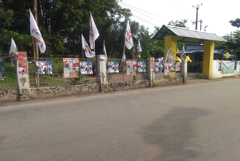 Alat Peraga Kampanye (APK) yang dipasang di areal makam daerah Jatimulya, Tambun Selatan, Kabupaten Bekasi