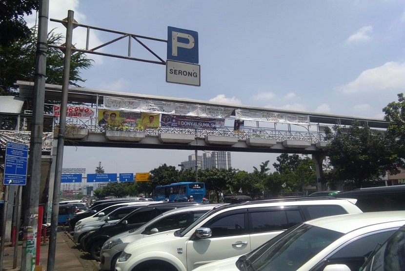 Alat peraga kampanye (APK) yang ditempel di Jembatan Penyeberangan Orang (JPO) Pasar Pramuka dan JPO Universitas Negeri Jakarta,  Jakarta Timur. 