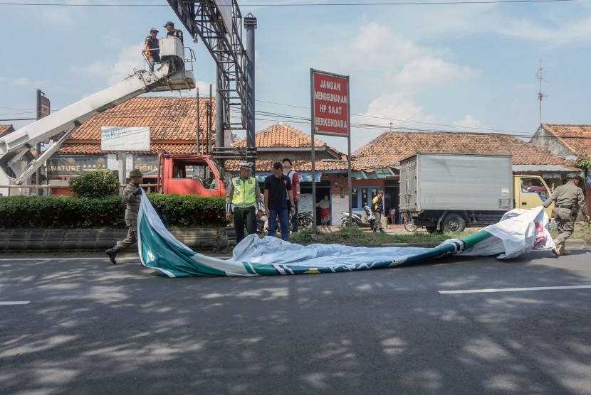 Alat peraga kampanye diturunkan.