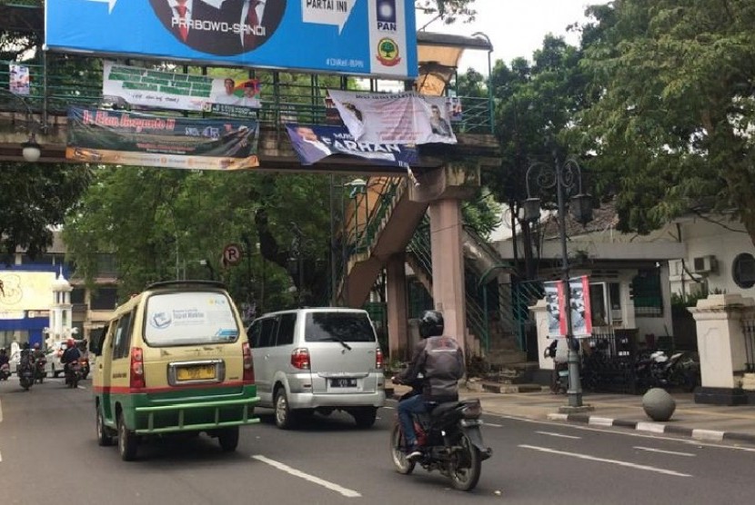 Alat peraga kampanye terpasang di sejumlah ruang publik di Kota Bandung, Selasa (5/3).