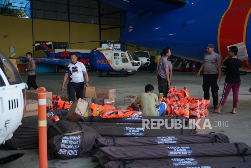 Polri Kirim Ribuan Paket Kebutuhan dan Peralatan SAR ke Aceh, Sumut, dan Sumbar