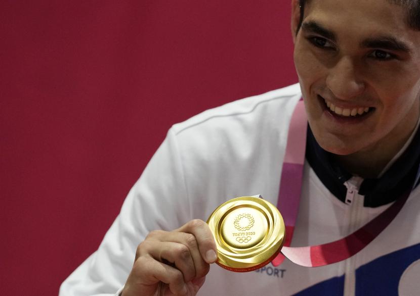  Albert Batyrgaziev, dari Komite Olimpiade Rusia, memamerkan medali emasnya untuk tinju final kelas bulu 52-57kg pada Olimpiade Musim Panas 2020, Kamis, 5 Agustus 2021, di Tokyo, Jepang. 