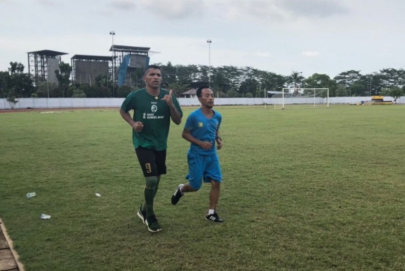 Alberto 'Beto' Goncalves (kiri) sedang berlatih.