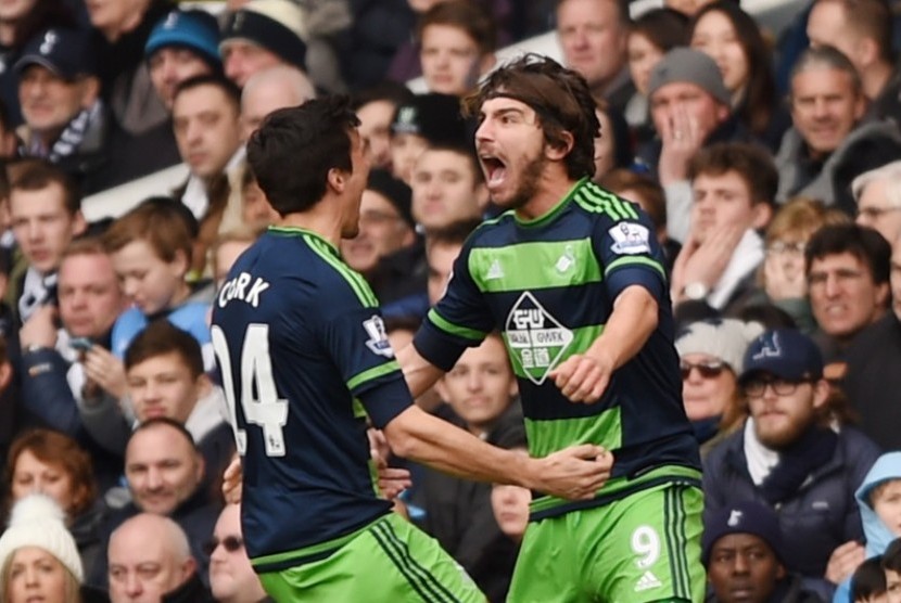 Alberto Paloschi (kanan) merayakan golnya ke gawang Tottenham Hotspur