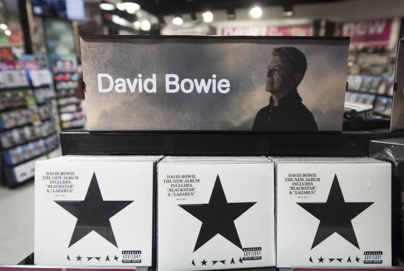 Album ke-25 David Bowie Blackstar tampak dijual di toko musik HMV di London, Inggris.
