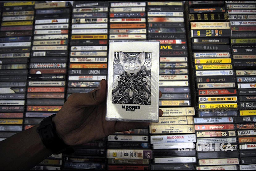 Album musik dalam format kaset pita pada acara The 90's Festival di Gambir Expo, Kemayoran, Jakarta, Sabtu (25/11). The 90's Festival merupakan ajang acara tahunan yang mengantar para pengunjung untuk merasakan nostalgia kembali ke era 90-an. 