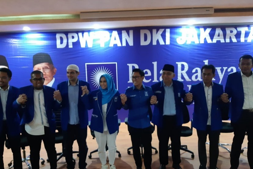 aleg terpilih Dapil  V DKI Jakarta, Zita Anjani (berjilbab).