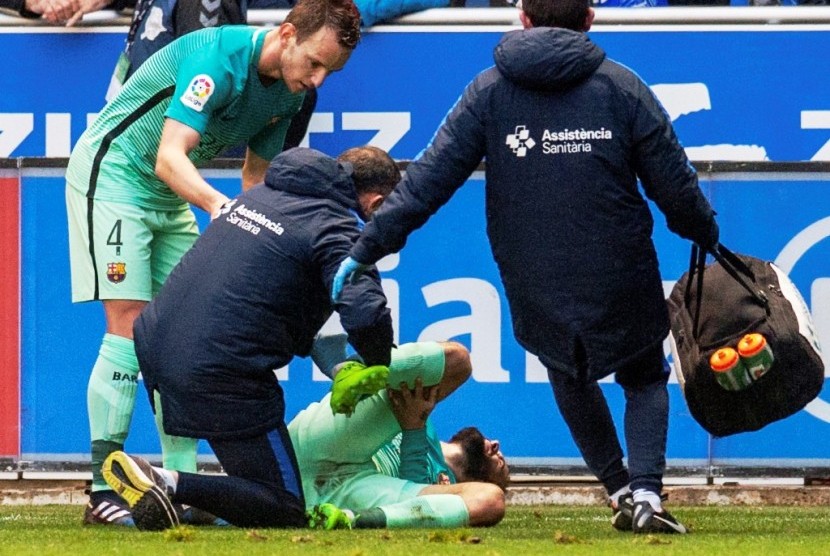 Aleix Vidal (terbaring) saat mendapatkan perawatan ketika membela Barcelona melawan Alaves akhir pekan lalu.