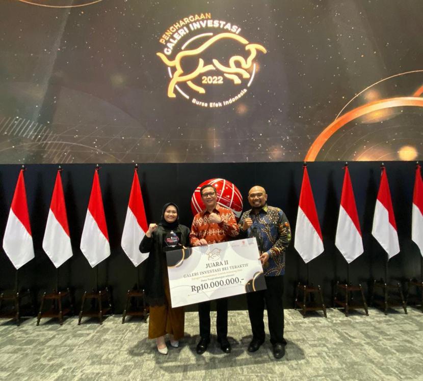 Galeri Investasi Syariah (GIS) BEI Fakultas Ekonomi dan Bisnis (FEB) Universitas Muhammadiyah Purwokerto (UMP) berhasil meraih Juara II Galeri Teraktif dengan Kategori Penambahan Jumlah Rekening Efek pada GI Awards BEI 2022.