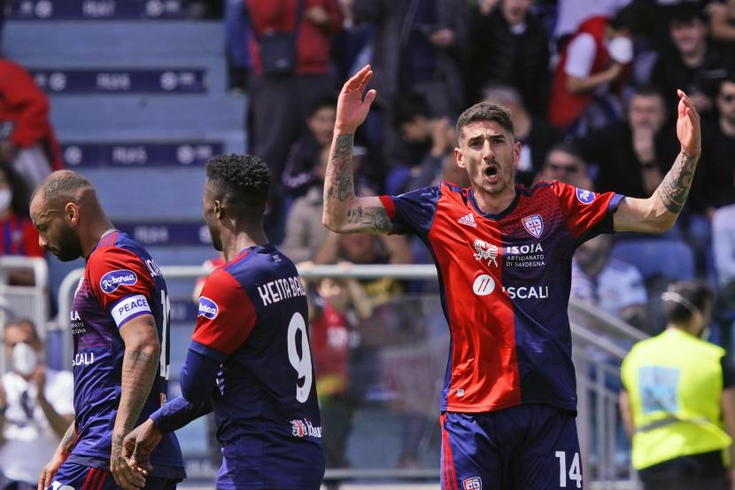 Alessandro Deiola dari Cagliari melakukan selebrasi setelah mencetak gol pertama timnya dalam pertandingan sepak bola Serie A antara Cagliari dan Sassuolo, di stadion Cagliari, Italia, Sabtu, 16 April 2022. 