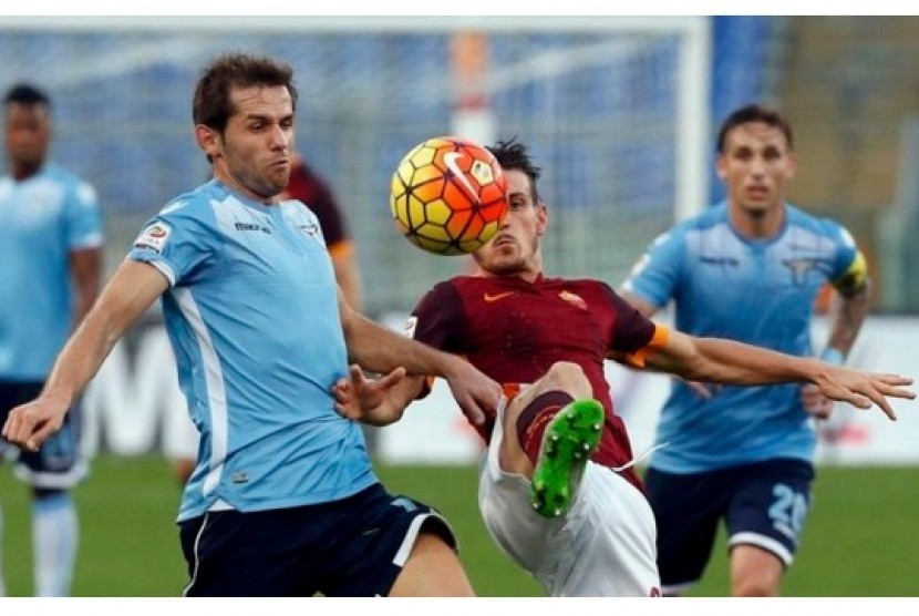 Alessandro Florenzi (merah) berebut bola dengan pemain Lazio Senad Lulic.