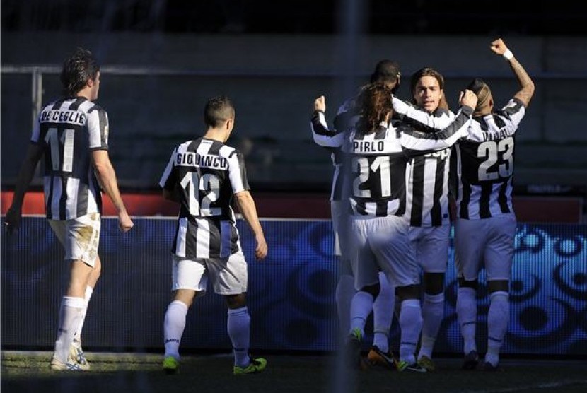 Alessandro Matri (dua kanan), pemain Juventus, merayakan golnya bersama rekan setim usai menjebol gawang Chievo Verona di laga Seri A Italia di Stadion Bentegodi, Verona, Ahad (3/3). 