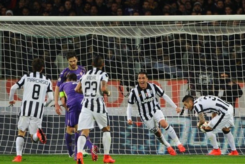 Alessandro Matri (kedua dari kanan) saat menjebol gawang Fiorentina di semifinal Coppa Italia.