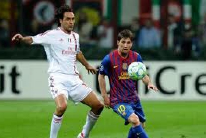 Alessandro Nesta saat mencoba menjegal Lionel Messi.