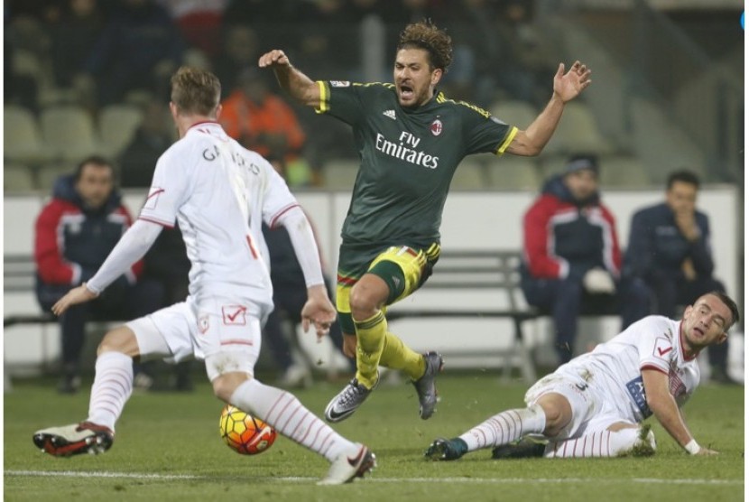 Alessio Cerci (tengah) diganjal pemain Carpi.