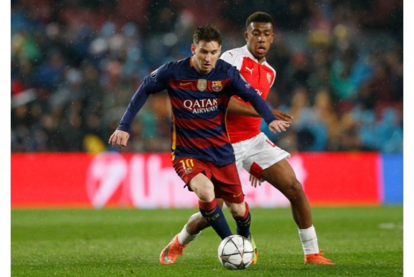 Alex Iwobi (belakang) menjaga pergerakan Lionel Messi.