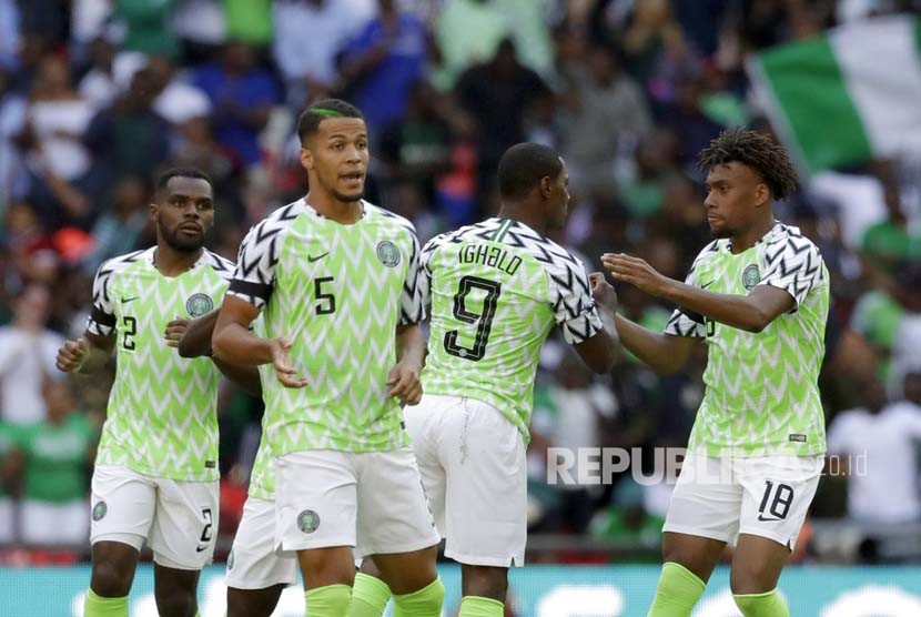 Para pemain timnas Nigeria dengan jersey baru.