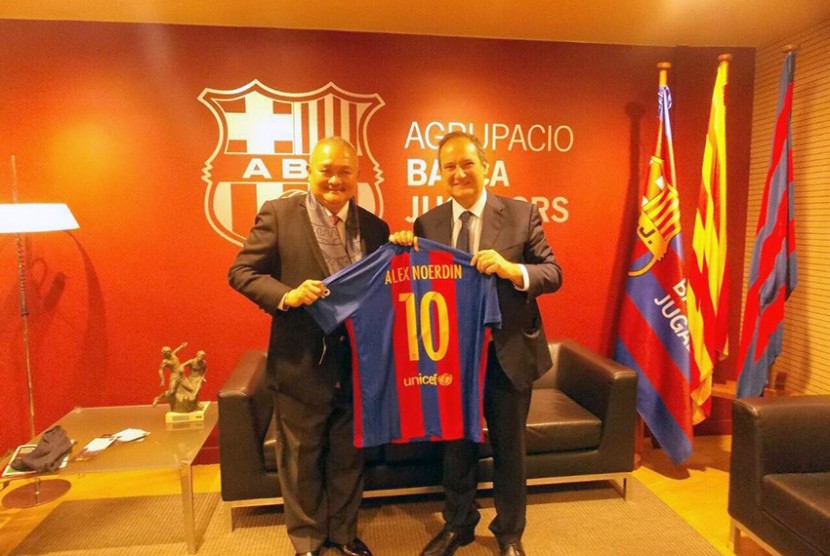 Alex Noerdin, Pembina Sriwijaya FC, menerima jersey FC Barcelona nomor punggung 10 dari Petinggi Klub di Spanyol.