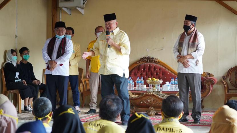 Alex Noerdin saat menghadiri kampanye pasangan nomor urut 2 Ilyas-Endang, Jumat (13/11) di kediaman Kosasi selaku anggota DPRD Fraksi Golkar Ogan Ilir, Tanjung Batu, Kabupaten Ogan Ilir.