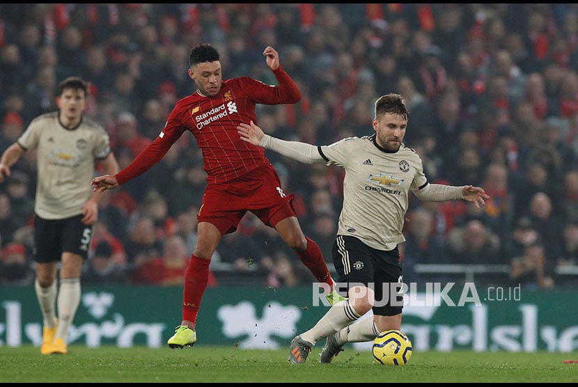  Alex Oxlade-Chamberlain (kiri) mengawal ketat Luke Shaw (kanan) pada laga Liverpool melawan Manchester United di Anfield Stadium, Liverpool, Senin (20/1) dini hari