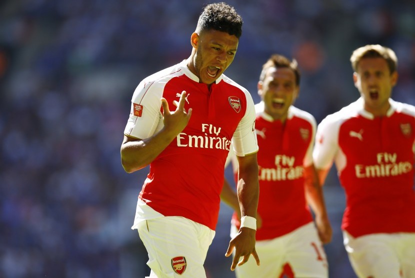 Alex Oxlade-Chamberlain melakukan selebrasi setelah menjebol gawang Chelsea di ajang Community Shield