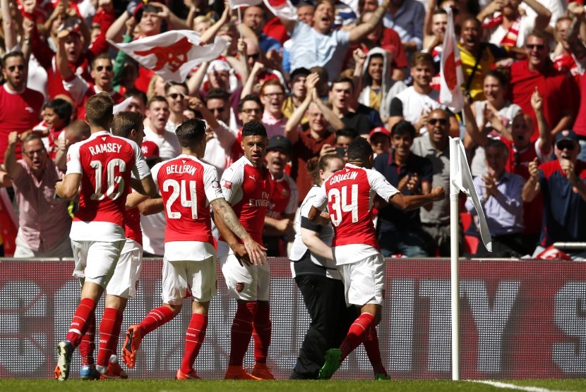 Alex Oxlade Chamberlain melakukan selebrasi usai mencetak gol ke gawang Chelsea pada laga Community Shield