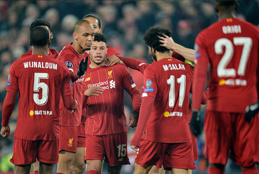 Alex Oxlade-Chamberlain (tengah) merayakan gol 2-1 Liverpool atas Genk di Stadion Anfield Rabu (6/11) dini hari WIB.
