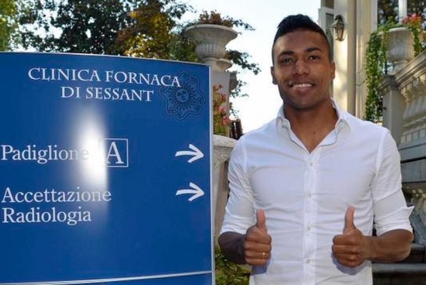 Alex Sandro sebelum menjalani tes medis di Juventus.