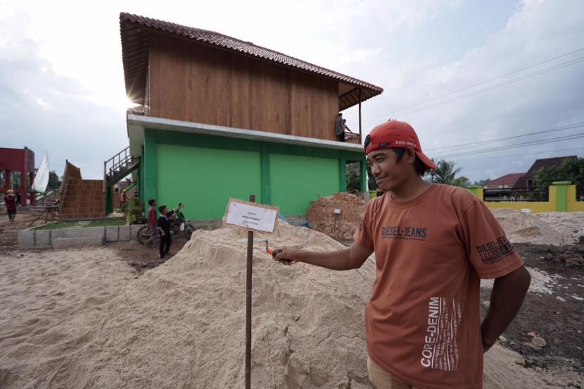 Alex Sugianto (25 tahun) merupakan pekerja bangunan yang menyisihkan pendapatannya untuk berwakaf melalui Dompet Dhuafa. 