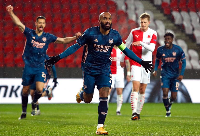 Alexander Lacazette merayakan gol ke gawang Slavia Praha pada pertandingan leg kedua babak perempat final Liga Europa, Jumat (16/4) dini hari WIB.