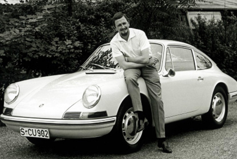 Alexander Porsche bersama hasil rancangannya Porsche 911 yang diluncurkan tahun 1963. (Foto: AP)
