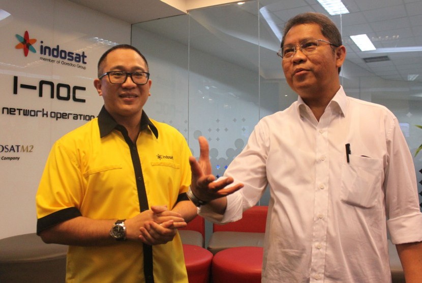 Alexander Rusli, President Director & CEO Indosat bersama dengan Rudiantara, Menteri Komunikasi dan Informatika RI saat meninjau kesiapan Indosat Network Operation Center (i-NOC) dan Command Center Indosat di Jakarta, Kamis (16/7).