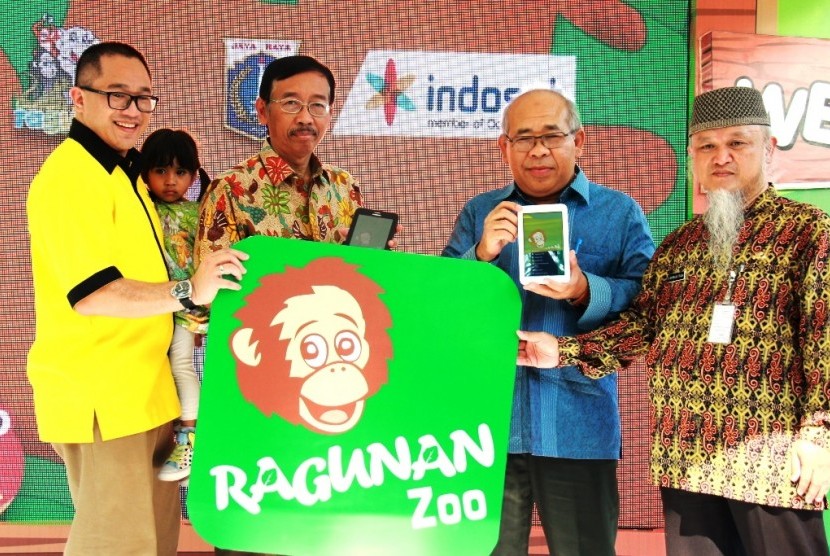 Alexander Rusli, President Director & CEO Indosat (paling kiri) saat serah terima aplikasi Ragunan Zoo kepada drh. Bambang Triana, Kepala Kantor Pengelola Taman Margasatwa Ragunan (paling kanan)