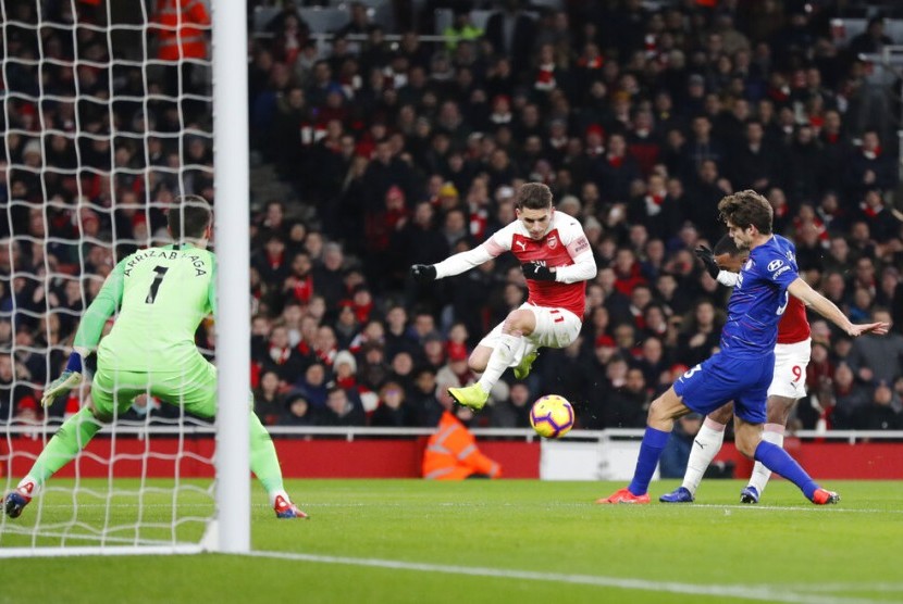 Alexandre Lacazette (kanan terhalang Marcos Alonso) melepas tendangan yang menghasilkan gol pembuka Arsenal ke gawang Chelsea.