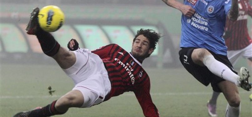 Alexandre Pato (kiri), striker AC Milan, melepaskan tembakan salto saat laga Piala Italia lawan Novara di San Siro, Milan, Rabu (18/1). 