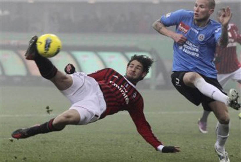 Alexandre Pato (kiri) melepaskan tembakan salto saat masih memperkuat Milan.