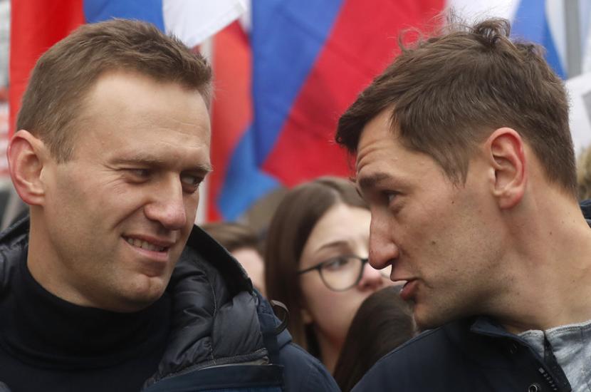 Alexei Navalny (kiri) dan saudaranya Oleg Navalny (kanan) pada 2019. Ilustrasi. 