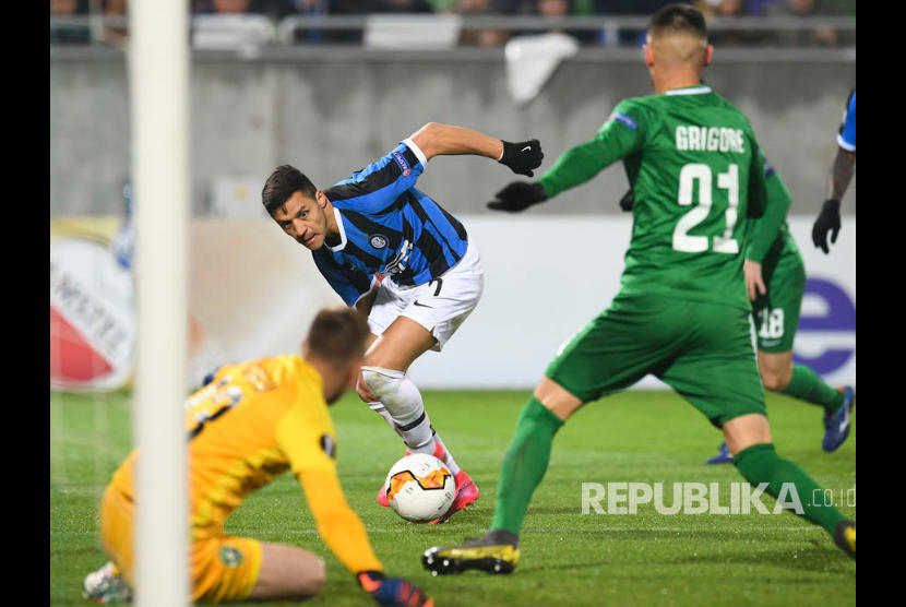 Striker Inter Milan Alexis Sanchez diadang dua pemain Ludogorets pada laga babak 32 besar Liga Europa antara PFC Ludogorets Razgrad melawan Inter Milan di Razgrad, Bulgaria, Jumat (21/2) dini hari WIB. 