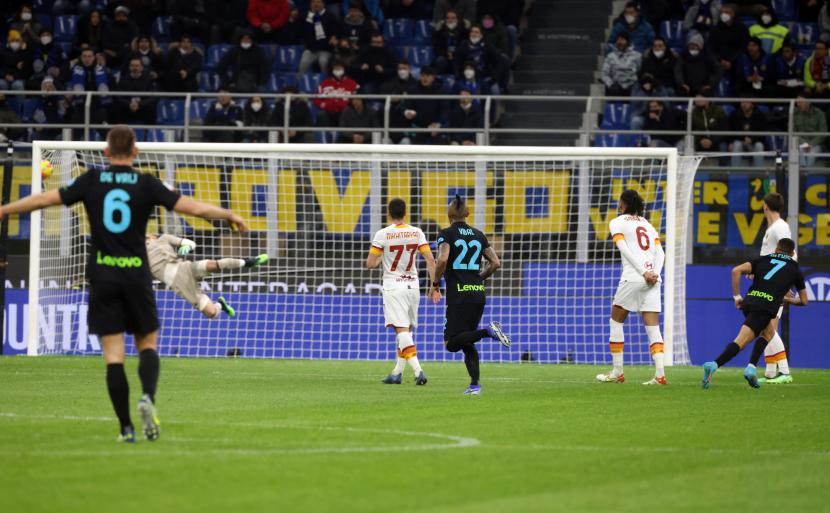 Alexis Sanchez (kanan) dari Inter Milan mencetak gol ketika melawan AS Roma pada perempat final Coppa Italia di Stadion Giuseppe Meazza di Milan, Selasa (8/2/2022) malam atau Rabu (9/2/2022) dini hari WIB. 