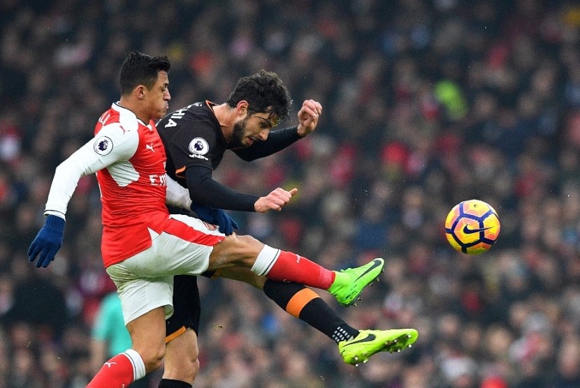 Alexis Sanchez (kiri) menjadi pahlawan kemenangan Arsenal saat mengalahkan Hull City 2-0.