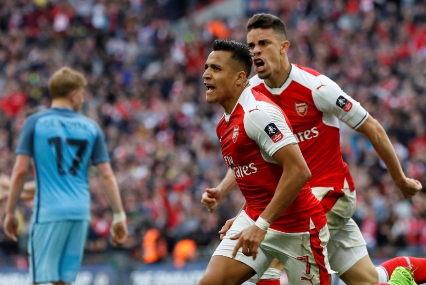 Alexis Sanchez (kiri) merayakan golnya ke gawang Manchester City.