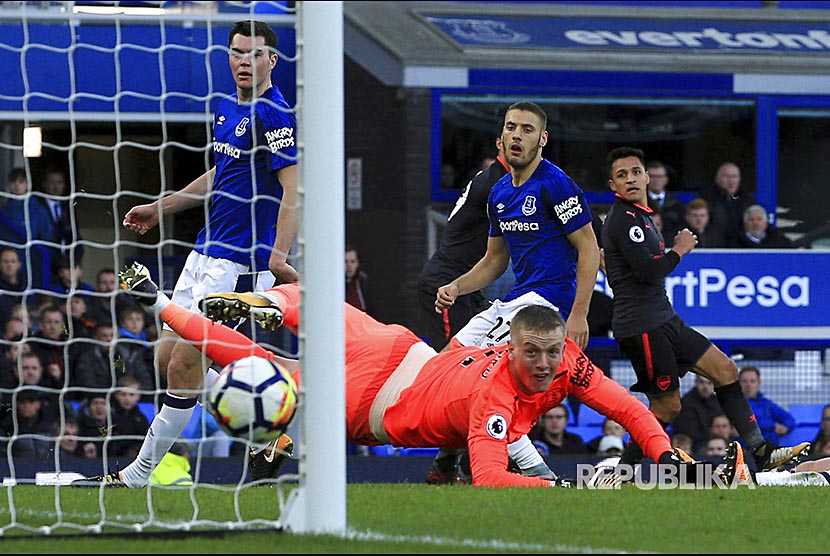 Alexis Sanchez mencetak gol pada pertandingan Liga Primer Inggris antara Everton melawan Arsenal di Goodison Park, Liverpool