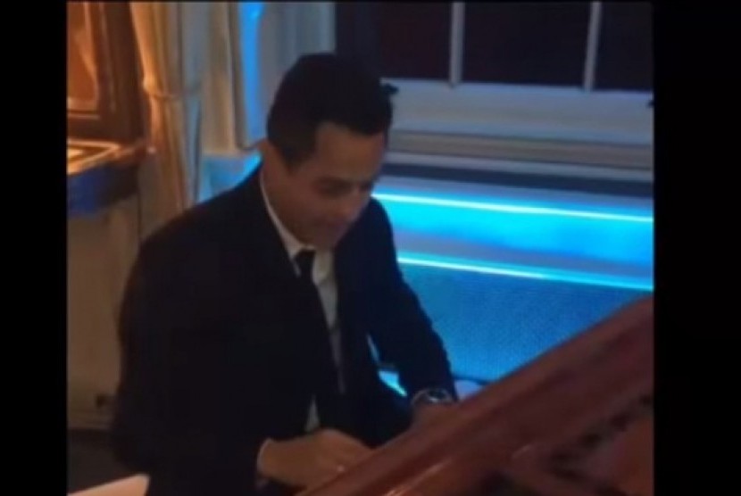 Alexis Sanchez saat bermain piano.