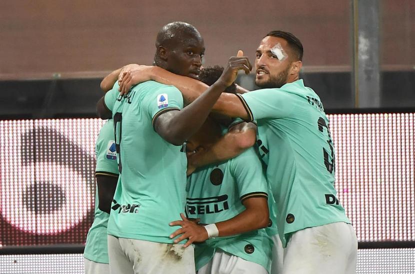 Alexis Sanchez (tengah) merayakan golnya ke gawang Genoa bersama para pemain Inter Milan.